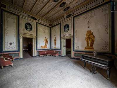 Torniamo indietro per visitare l�altra area del complesso. Il primo vano che incrociamo � la cosiddetta �stanza delle statue�...